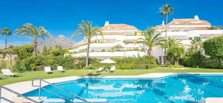 Sale of middle floor apartment in The Golden Mile 0