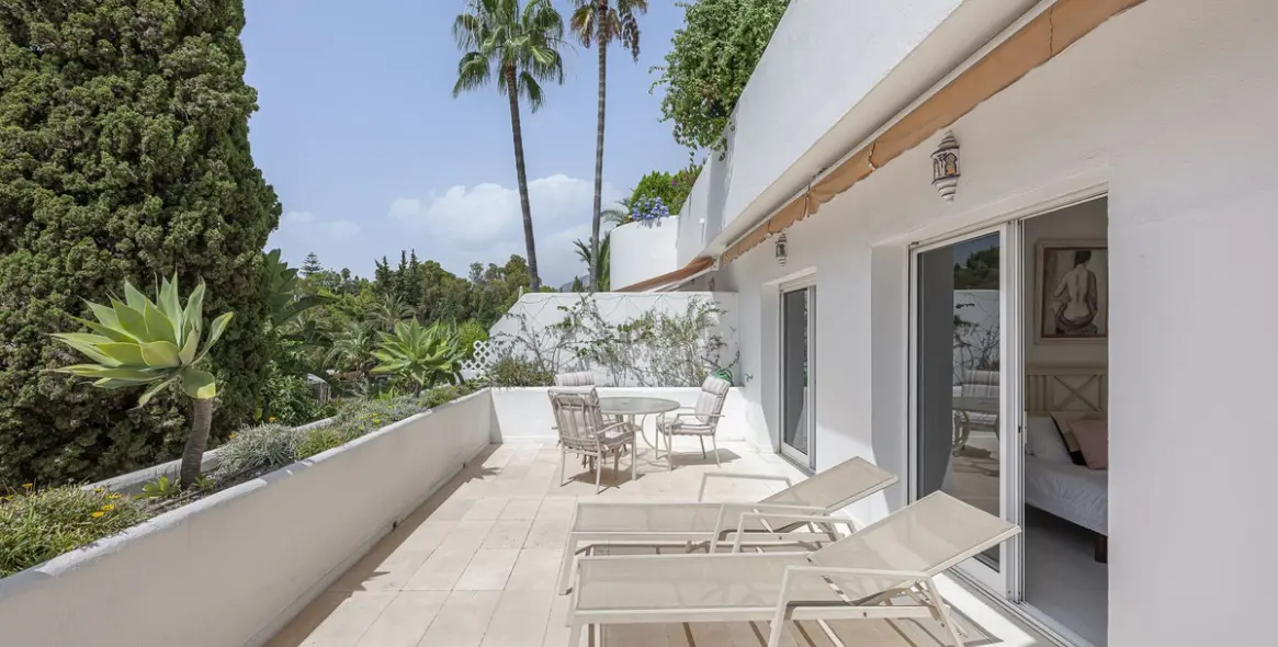 Sale of middle floor apartment in The Golden Mile 2