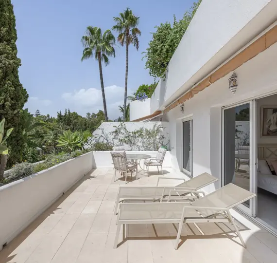 Sale of middle floor apartment in The Golden Mile