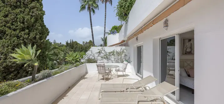 Sale of middle floor apartment in The Golden Mile 1