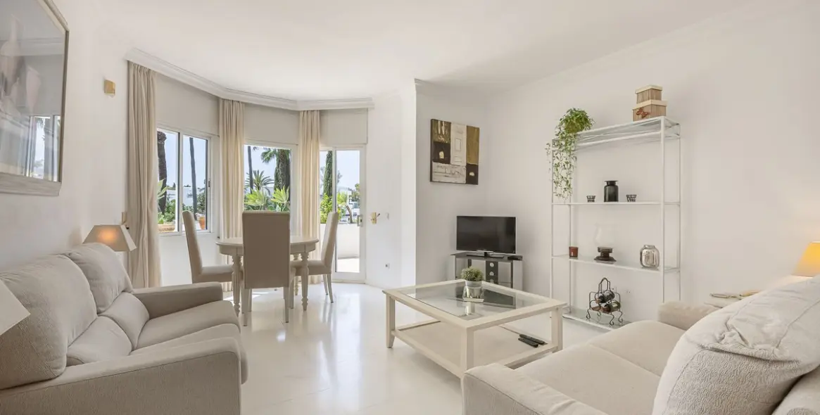 Sale of middle floor apartment in The Golden Mile 3