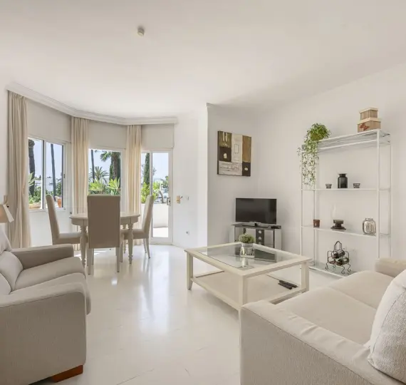 Sale of middle floor apartment in The Golden Mile