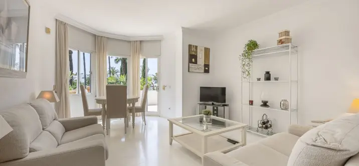 Sale of middle floor apartment in The Golden Mile 2