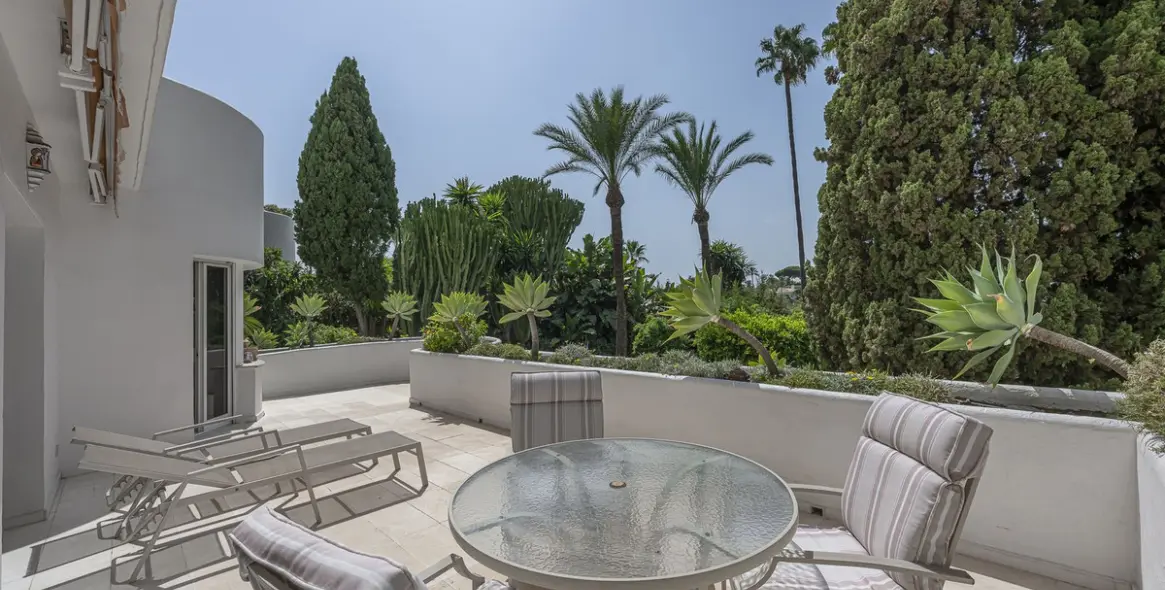 Sale of middle floor apartment in The Golden Mile 5