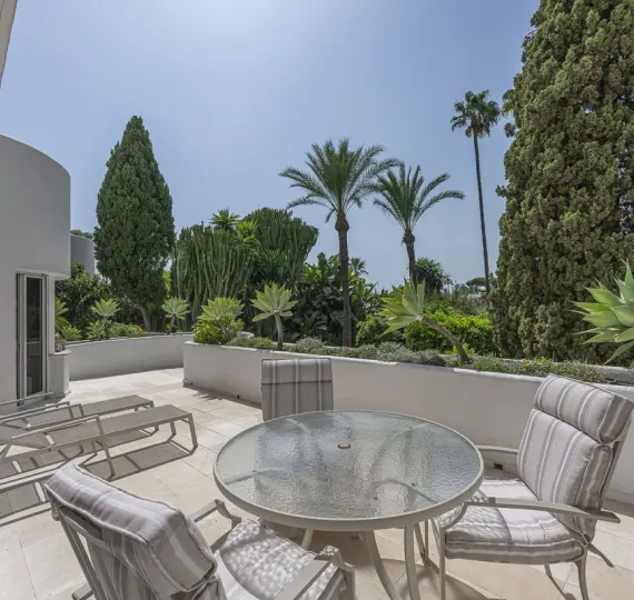 Sale of middle floor apartment in The Golden Mile