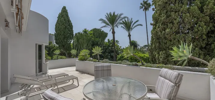 Sale of middle floor apartment in The Golden Mile 4