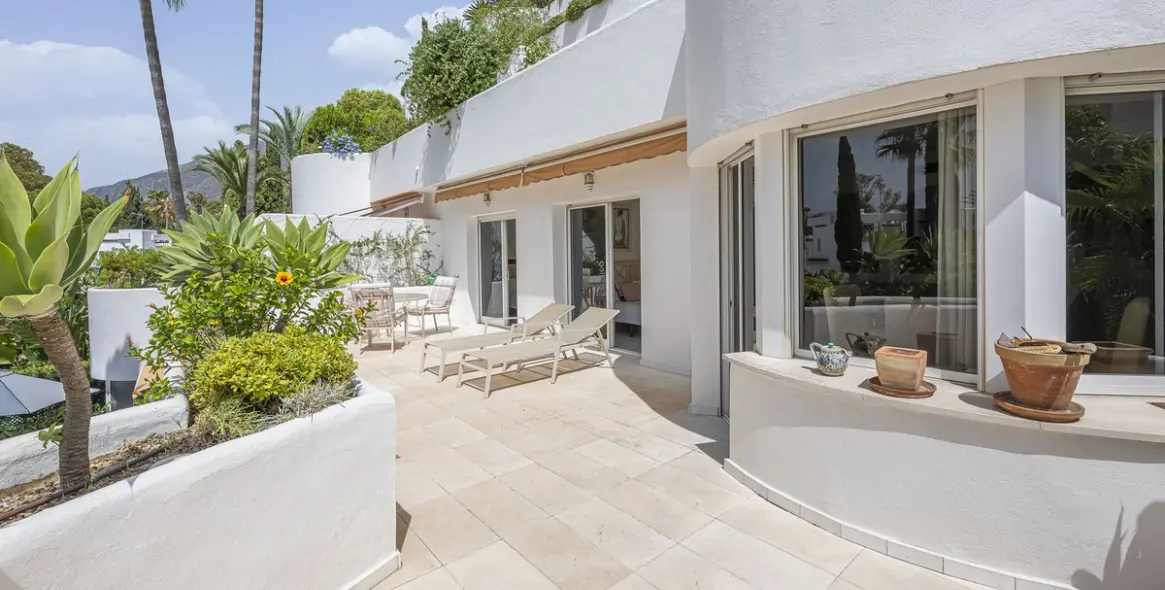 Sale of middle floor apartment in The Golden Mile 6