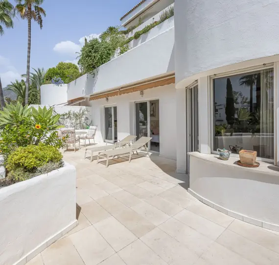 Sale of middle floor apartment in The Golden Mile