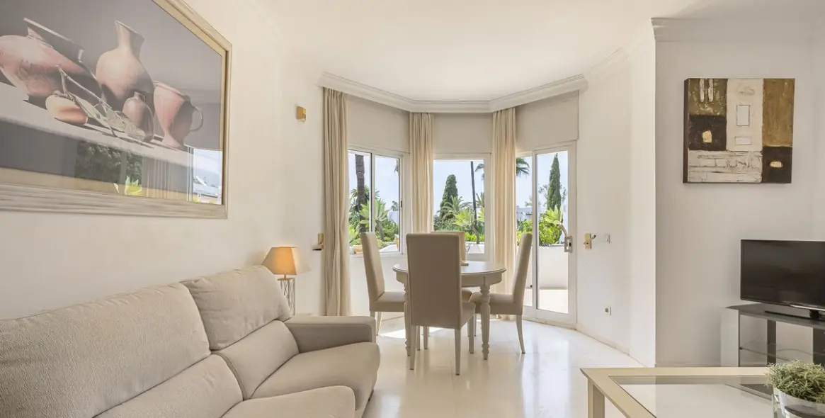 Sale of middle floor apartment in The Golden Mile 8