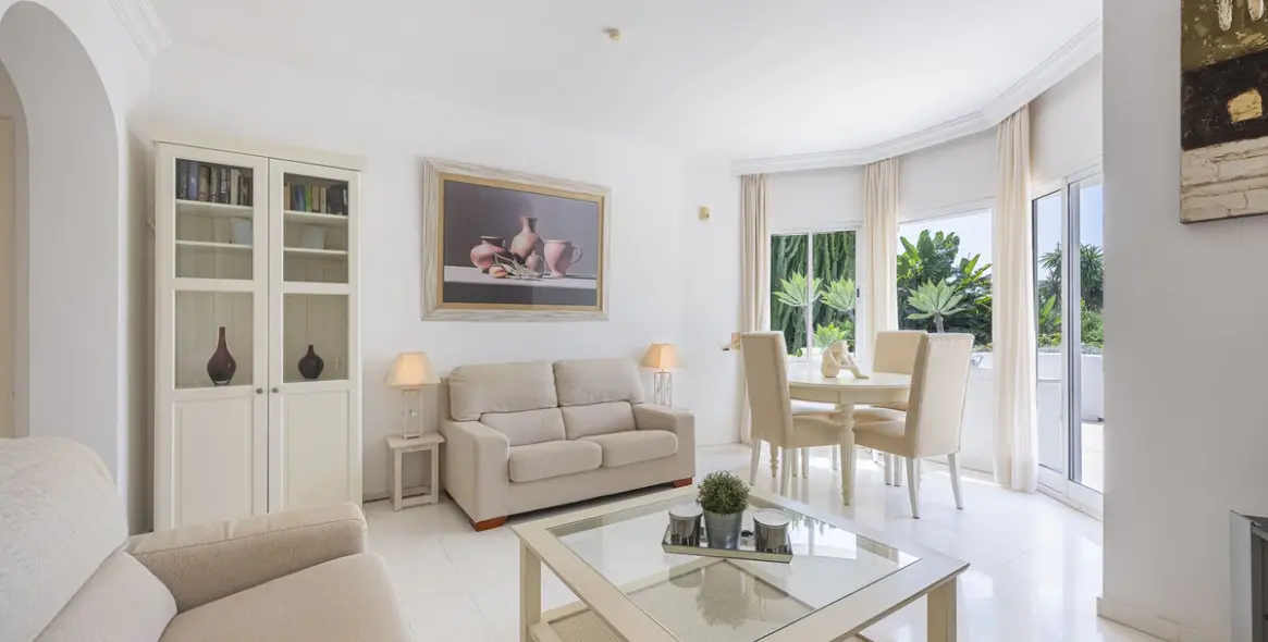 Sale of middle floor apartment in The Golden Mile 9