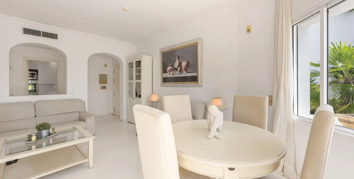 Sale of middle floor apartment in The Golden Mile 10