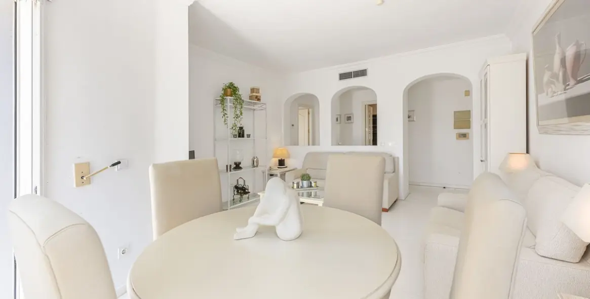 Sale of middle floor apartment in The Golden Mile 11