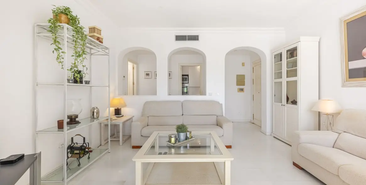 Sale of middle floor apartment in The Golden Mile 12