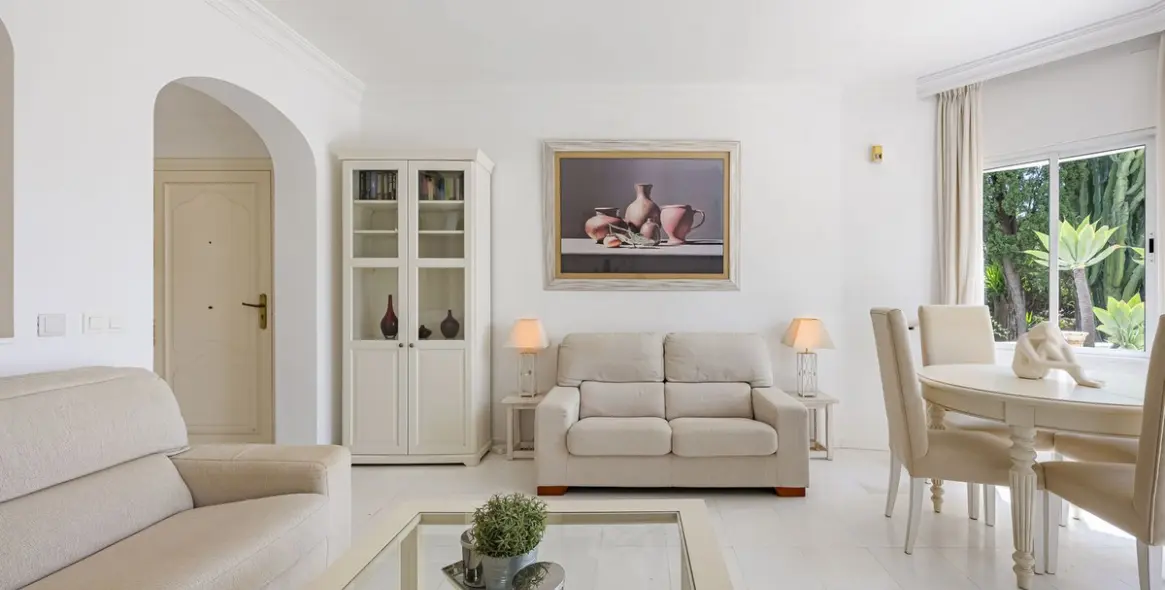 Sale of middle floor apartment in The Golden Mile 13