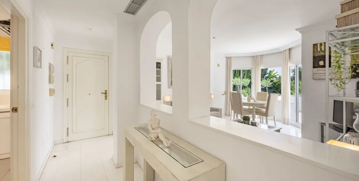 Sale of middle floor apartment in The Golden Mile 14