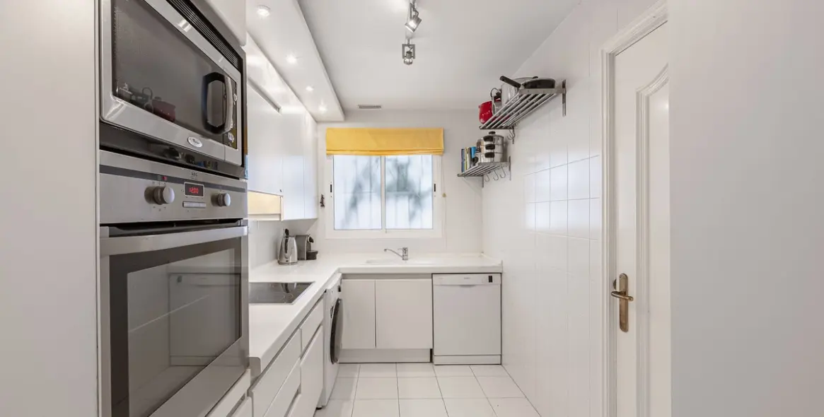 Sale of middle floor apartment in The Golden Mile 15