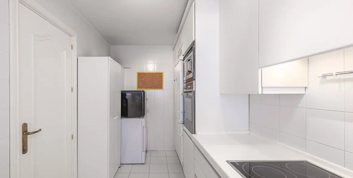 Sale of middle floor apartment in The Golden Mile 17