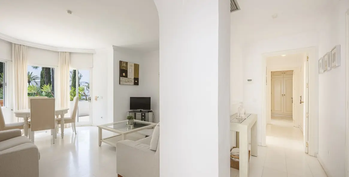 Sale of middle floor apartment in The Golden Mile 19