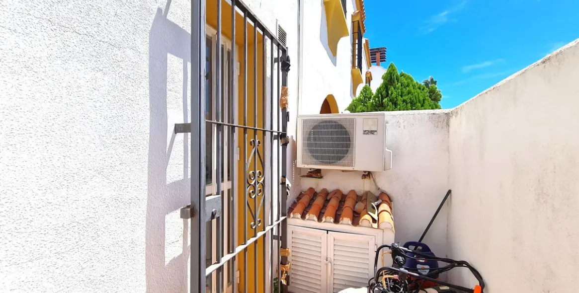 Продажа дома на две семьи в Casares Playa 27