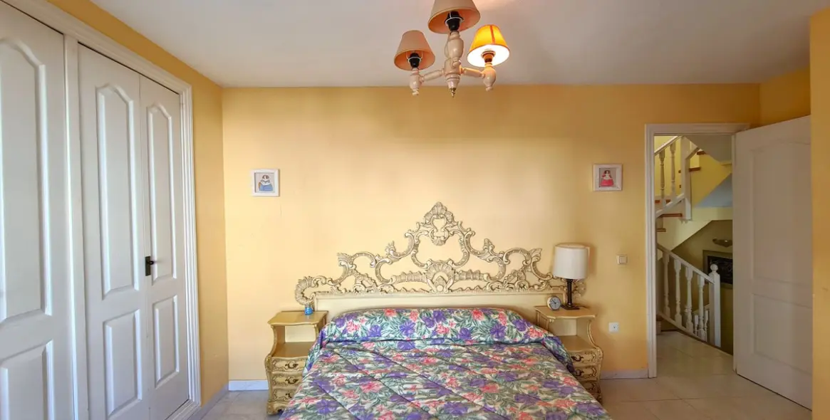 Продажа дома на две семьи в Casares Playa 30