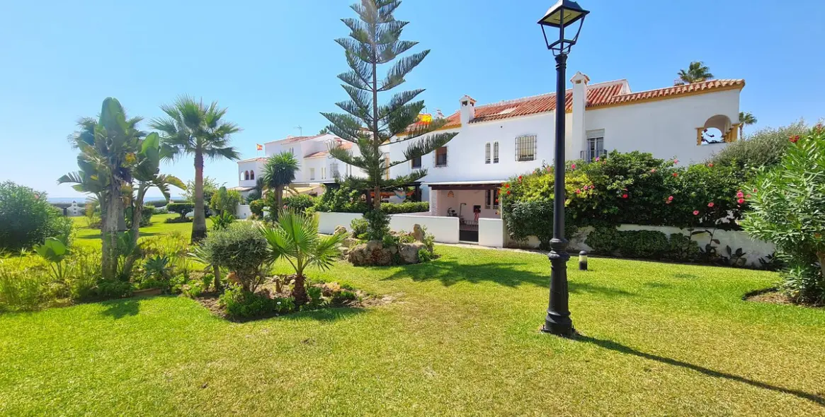 Продажа дома на две семьи в Casares Playa 61