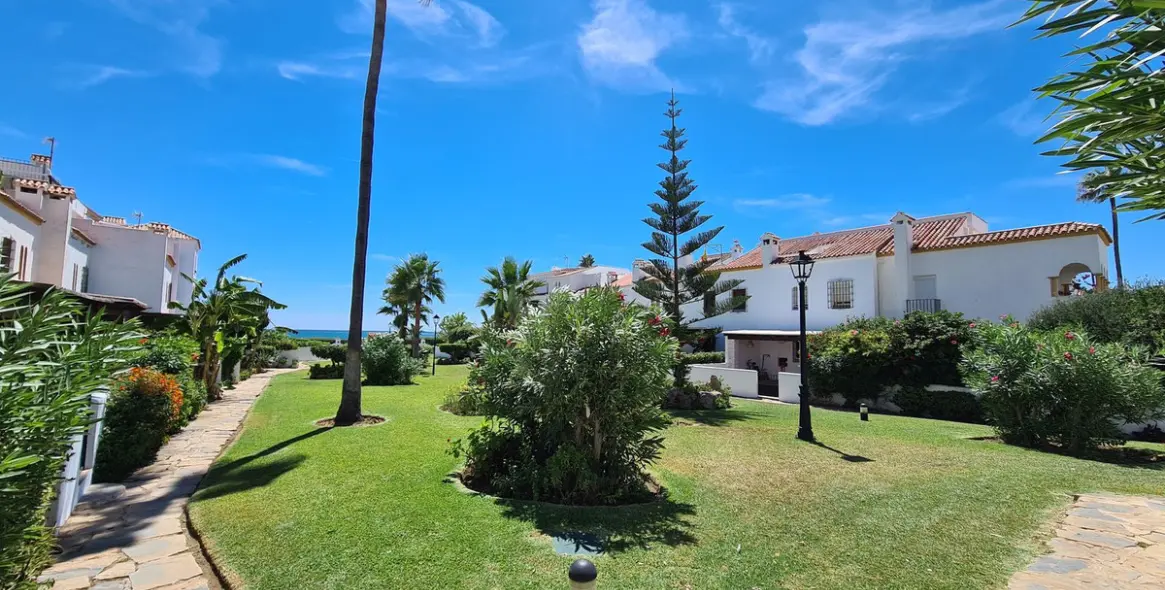 Продажа дома на две семьи в Casares Playa 63