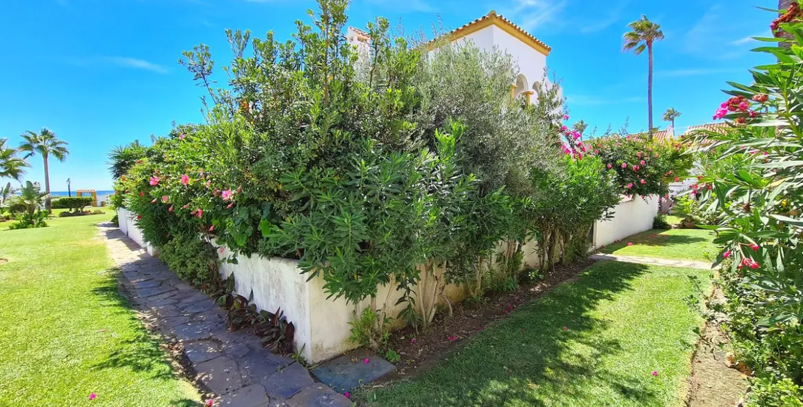 Продажа дома на две семьи в Casares Playa 64