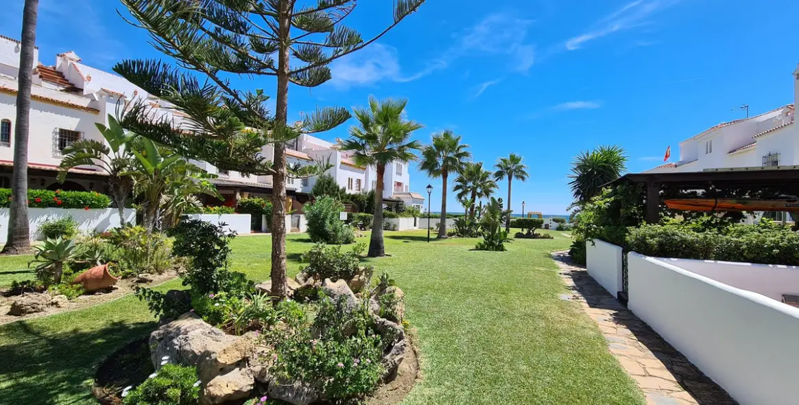 Продажа дома на две семьи в Casares Playa 65