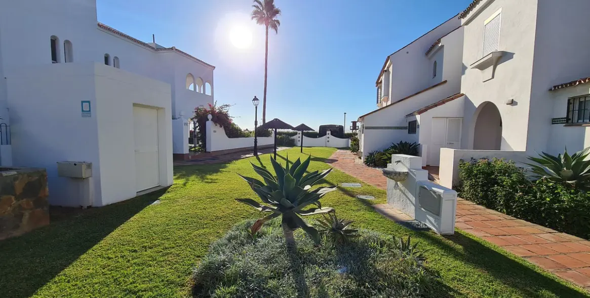 Продажа дома на две семьи в Casares Playa 67