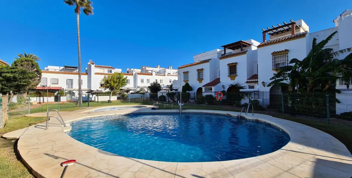 Продажа дома на две семьи в Casares Playa 68