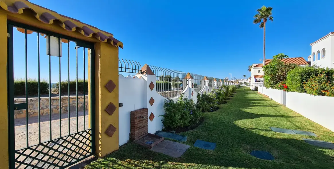 Продажа дома на две семьи в Casares Playa 69