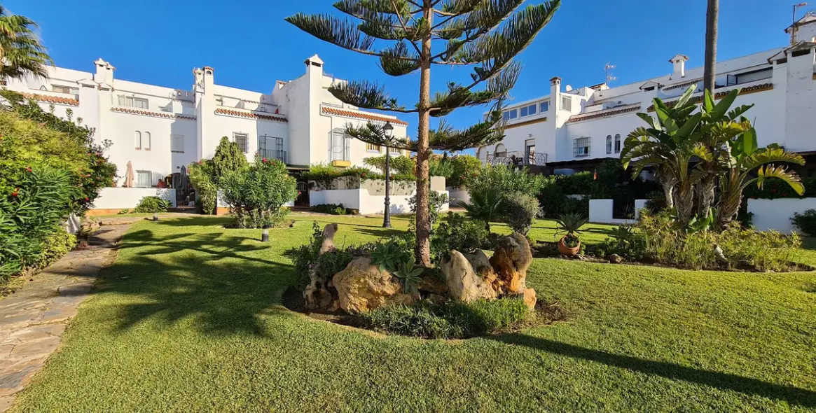 Продажа дома на две семьи в Casares Playa 71