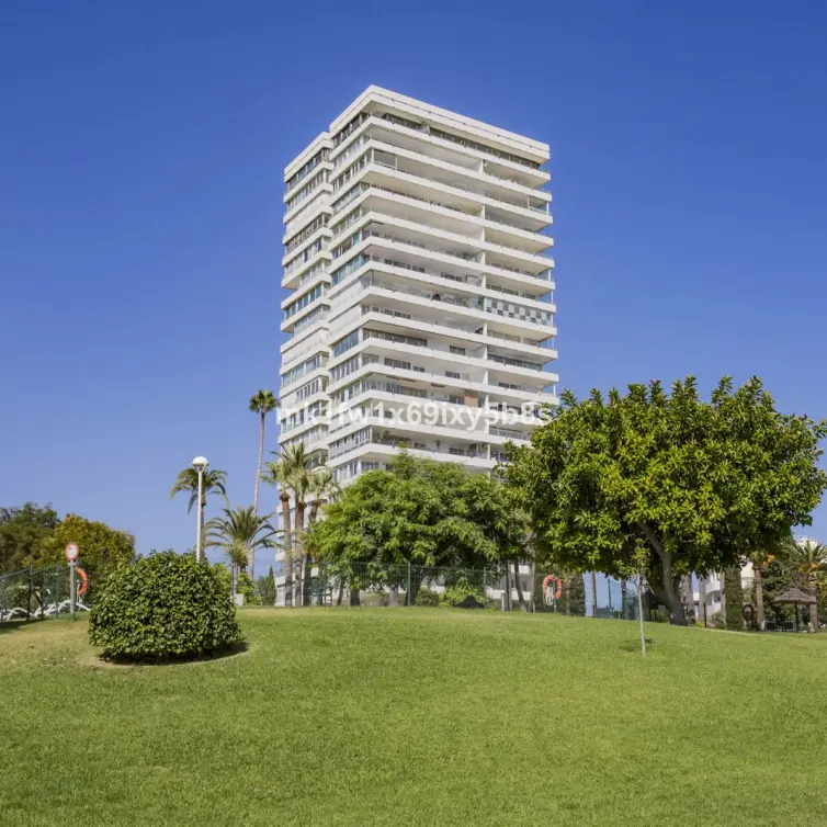 Venta de apartamento en planta media en Río Real