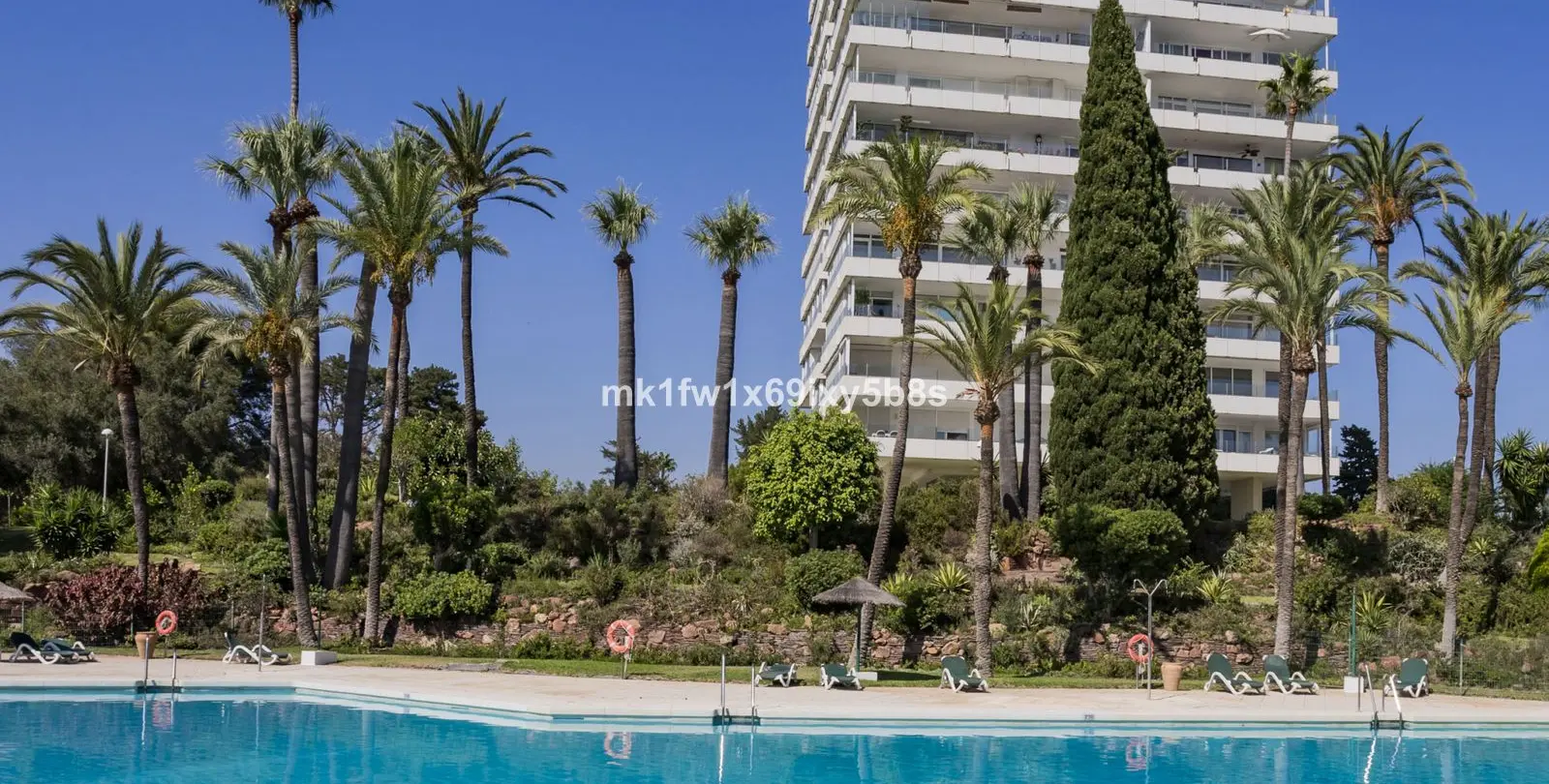 Sale of middle floor apartment in Río Real 2