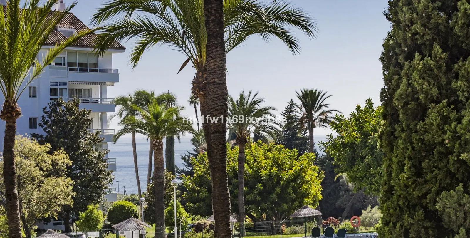 Sale of middle floor apartment in Río Real 3