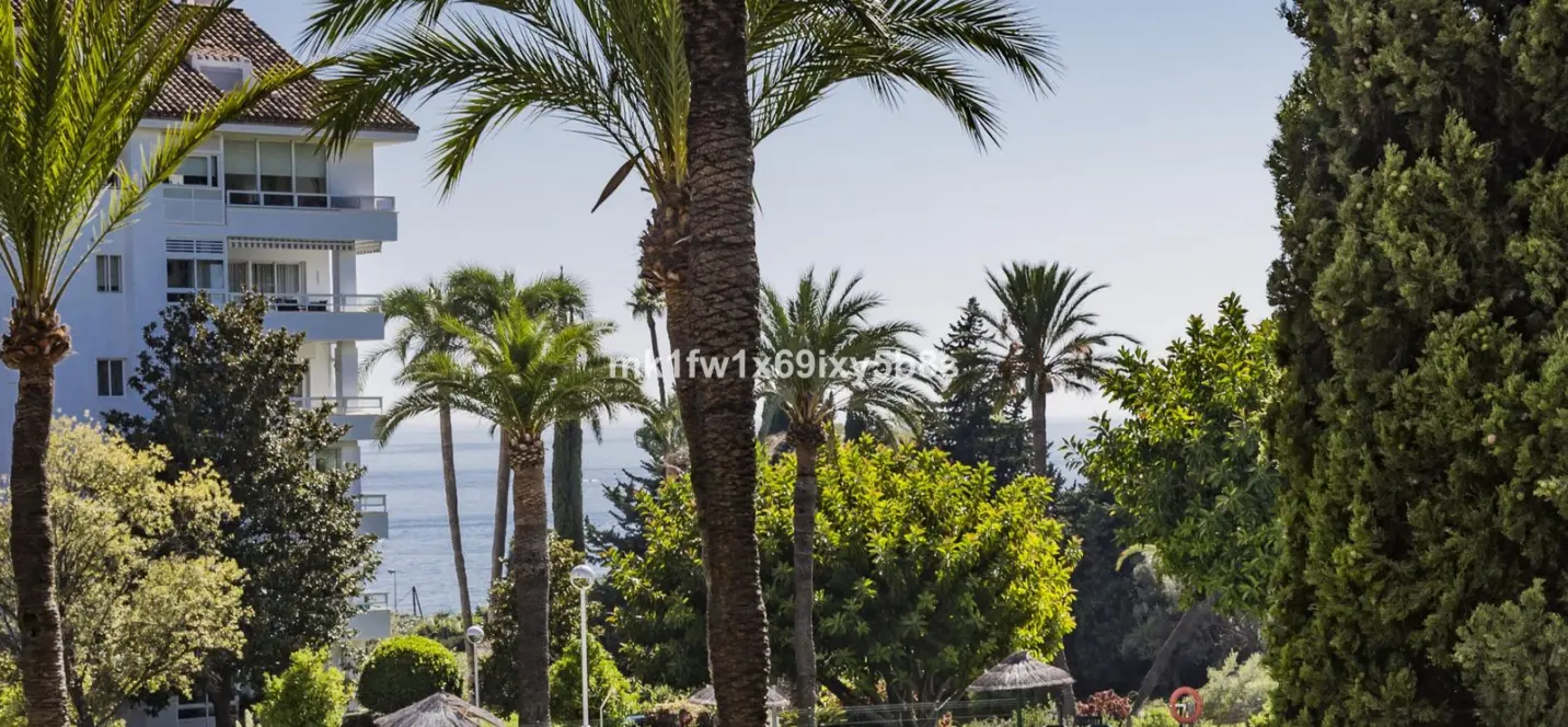 Venta de apartamento en planta media en Río Real 2