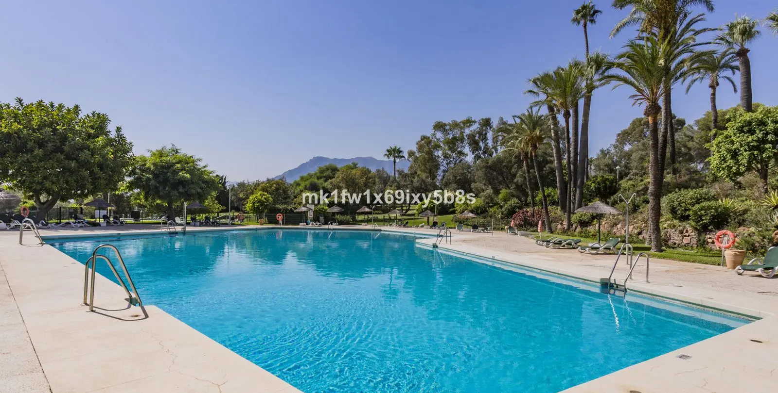Sale of middle floor apartment in Río Real 5