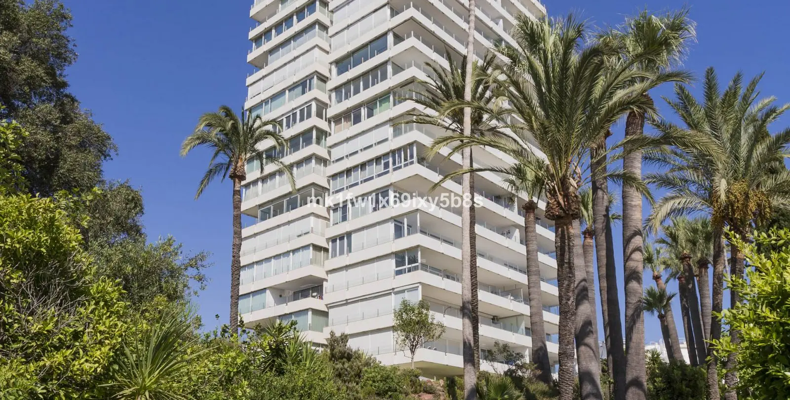Sale of middle floor apartment in Río Real 14