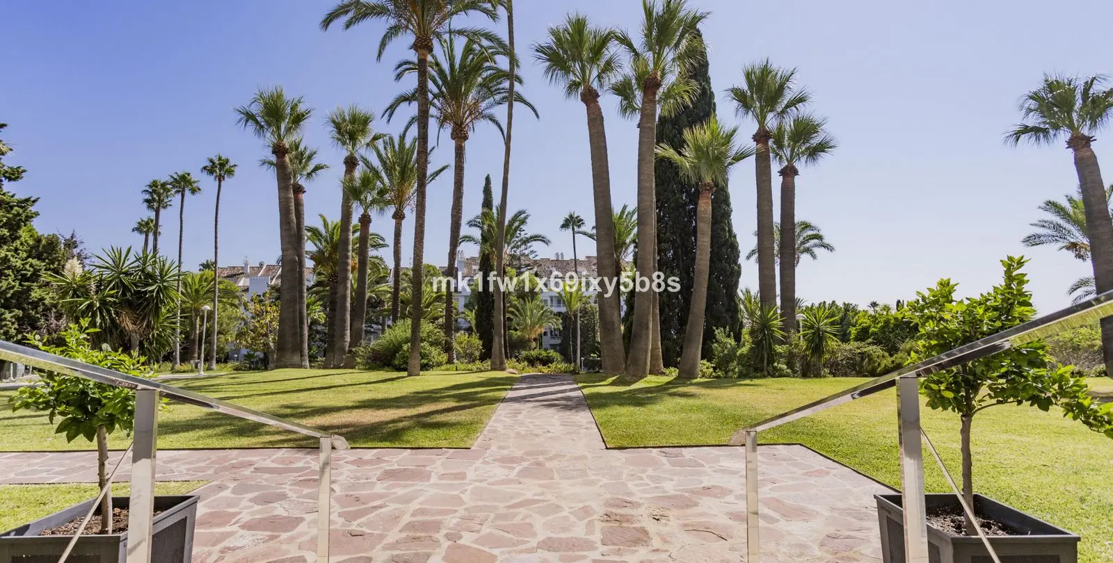 Sale of middle floor apartment in Río Real 15