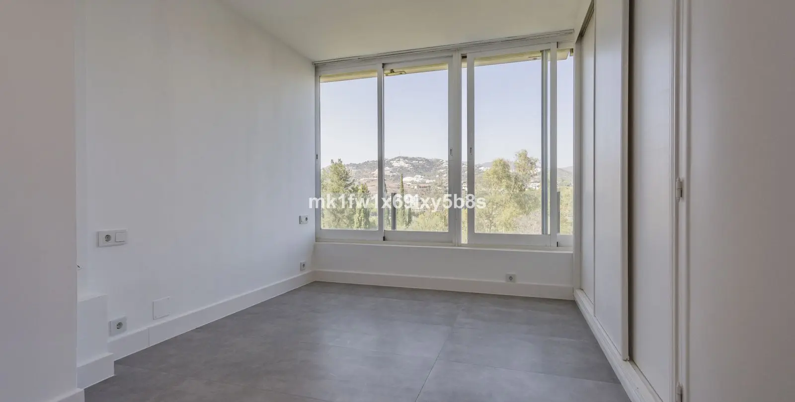 Sale of middle floor apartment in Río Real 32