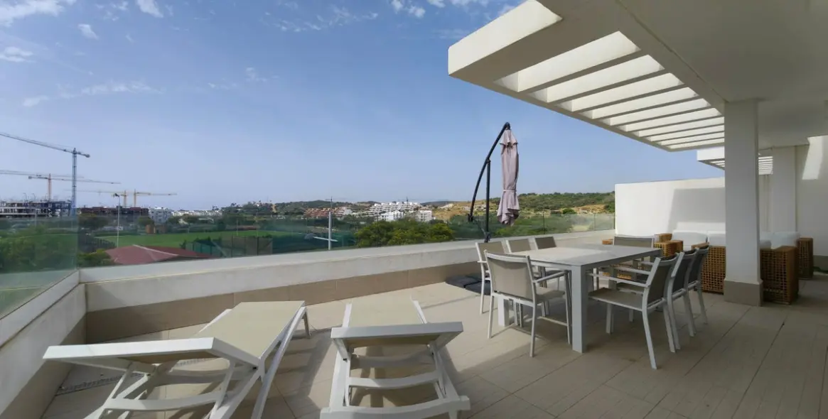 Продажа двухуровневого пентхауса в Estepona 1