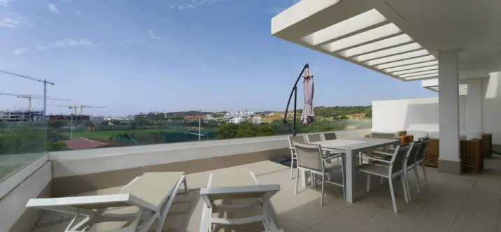Продажа двухуровневого пентхауса в Estepona 0