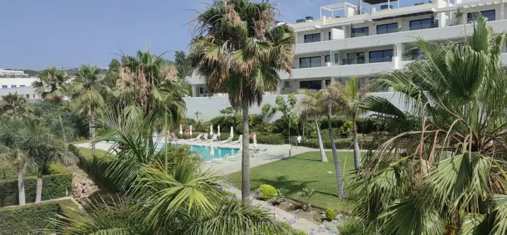 Продажа двухуровневого пентхауса в Estepona 1