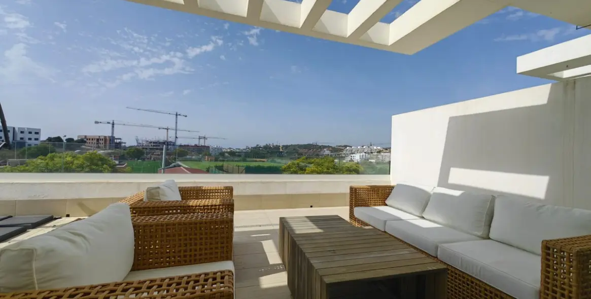 Sale of penthouse duplex in Estepona 21