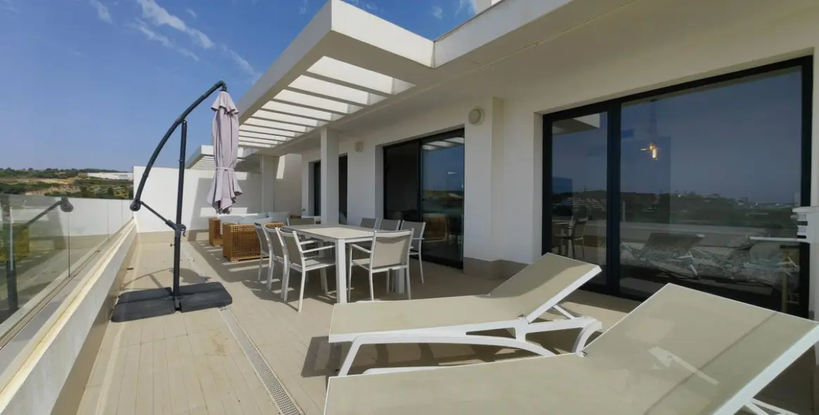 Sale of penthouse duplex in Estepona 30