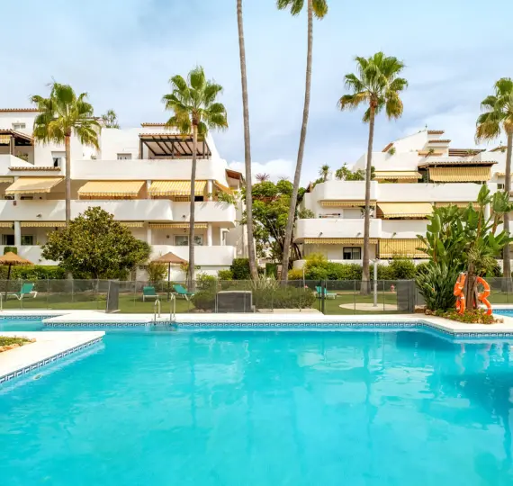 Sale of middle floor apartment in The Golden Mile