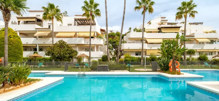 Sale of middle floor apartment in The Golden Mile 0