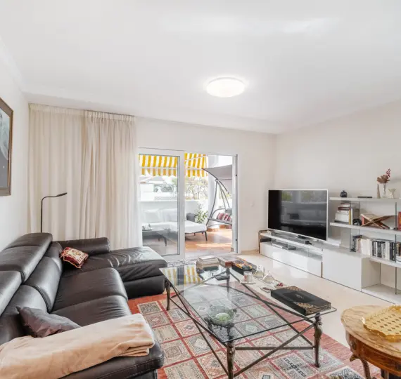 Sale of middle floor apartment in The Golden Mile