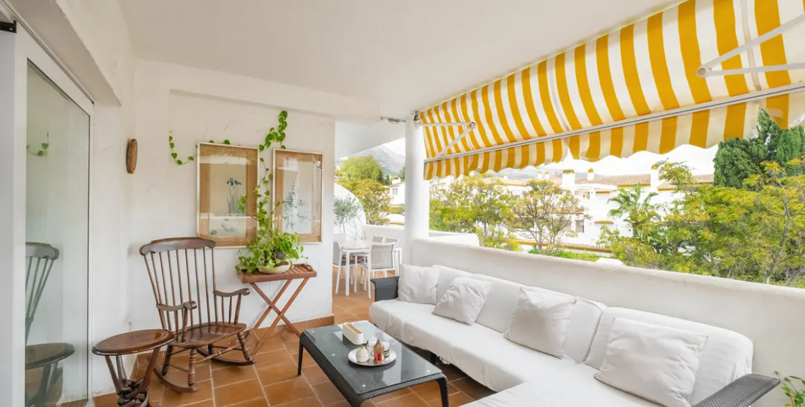 Sale of middle floor apartment in The Golden Mile 3