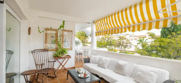 Sale of middle floor apartment in The Golden Mile 2